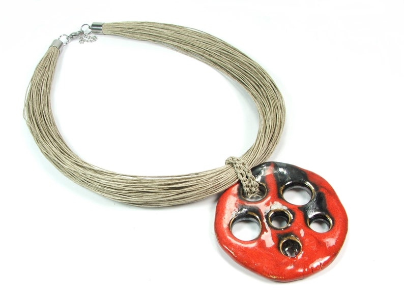 Czerwony duży ceramiczny medalion, ręcznie robiona porcelana artystyczna, ekologiczna biżuteria z lnu sznurka,ekologiczny prezent dla kobiet zdjęcie 2