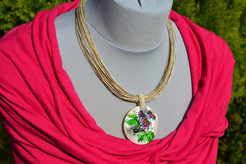 Letni kwiatowy naszyjnik wisiorek, kolorowy naszyjnik z masy perłowej, organiczny naszyjnik dla kobiety, prezent urodzinowy dla niej zdjęcie 9