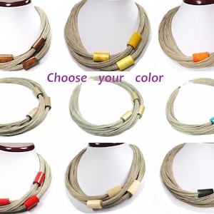 Könnte beinhalten: Eine Auswahl an Halsketten aus Leinen mit Holzperlen in verschiedenen Farben. Wählen Sie Ihre Farbe.