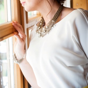 Weiße Perlen auf natürlichen Leinenfäden, Leinen, Edelstahlschmuck, Hochzeitshalskette für Frauen, Öko-Schmuck Bild 5