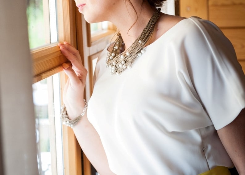 Weiße Perlen auf natürlichen Leinenfäden, Leinen, Edelstahlschmuck, Hochzeitshalskette für Frauen, Öko-Schmuck Bild 5