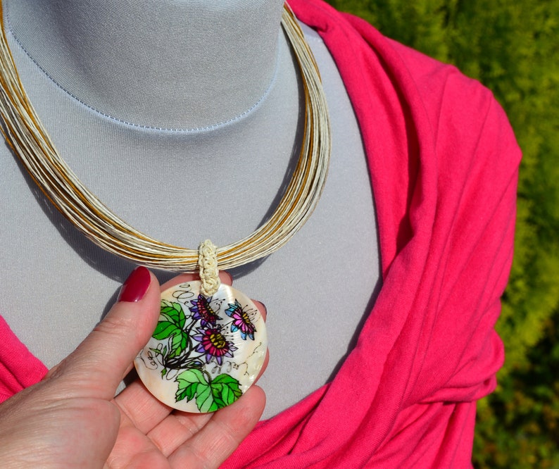 Letni kwiatowy naszyjnik wisiorek, kolorowy naszyjnik z masy perłowej, organiczny naszyjnik dla kobiety, prezent urodzinowy dla niej zdjęcie 1
