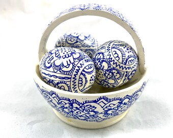 Basket with 3 Easter eggs white hand painted -Basket with blue wooden eggs -Pysanky - Uova the Legno-Pysanky