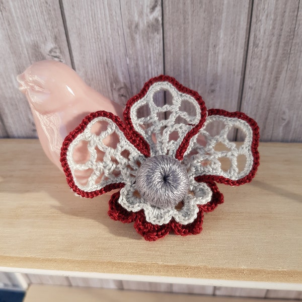 Broche fleur bordeaux