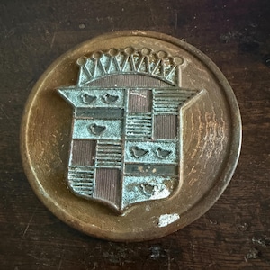 Emblema medallón de tapa de cubo de rueda Cadillac Crest vintage de 3-3/8" (Encontrado en un granero de Rat Rod)
