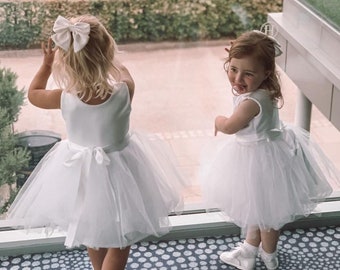 Handgjord elfenbensvit mjuk minimalistisk tyll-tutuklänning för brudeflicka juniorbrudtärna