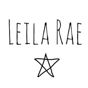 Könnte beinhalten: Handgeschriebener Text, der "LEILA RAE" lautet, mit einem fünfzackigen Stern darunter.