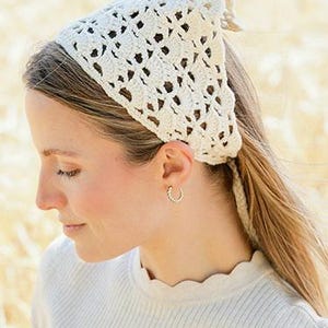 Pañuelo pequeño de algodón/lana merino para mujer, con diseño calado, tejido a crochet, hecho a mano.