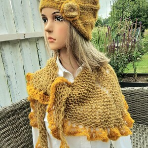 Set: ALPAKA Glamour, muts, driehoekige sjaal, stola, heerlijk zacht, mosterdkleurig met goudkleurig effect, handgeborduurd, met ruches, dames