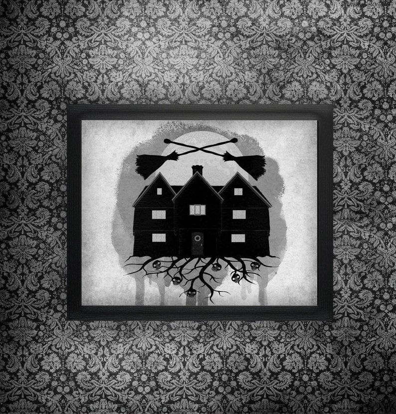 以下が含まれることがあります： ドアと窓のある幽霊屋敷の白黒イラスト。家は、上に交差した2本のほうきのある暗い渦巻く背景に囲まれています。