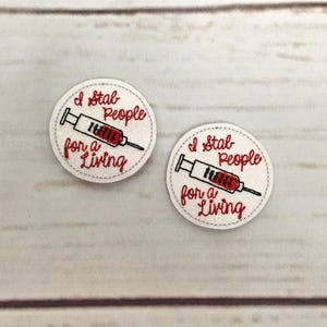 Feltie de enfermera, Feltie de técnico de laboratorio, Feltie de apuñalo a la gente para vivir, Feltie médico, Feltie con purpurina, Adorno de Feltie, Feltie con carrete de insignia