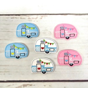 Pode incluir: Seis patches bordados para passar a ferro de campistas vintage em azul, rosa e branco com corações amarelos e vermelhos. Os campistas têm bandeiras de bandeirinhas e são perfeitos para adicionar um toque de fantasia aos seus projetos.