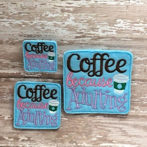 Op de afbeelding: Drie blauwe viltpatches met de tekst "Coffee because Adulting" in bruine, roze en paarse borduurwerk. Elke patch heeft een klein geborduurd beeld van een koffiebeker.
