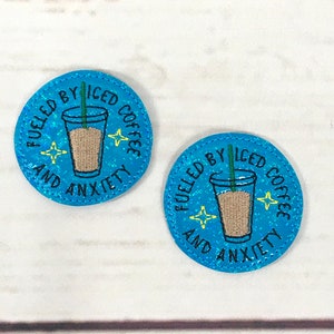 Alimentato da caffè freddo e ansia Feltie, Felties del caos, Feltie del caffè, Abbellimento Feltie, Feltie dell&#39;ansia, Feltie glitterato, Feltie distintivo