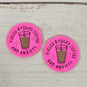 Alimentato da caffè freddo e ansia Feltie, Feltie caffè, Feltie caos, abbellimento Feltie, Feltie ansia, feltro ricamato, distintivo Feltie