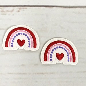 Feltie para el día de San Valentín, Feltie con forma de corazón, Feltie bordado, Felties de arcoíris, Adorno de fieltro festivo con purpurina, Centro de lazo para el pelo, Feltie con insignia