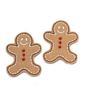 以下が含まれることがあります： 白いステッチと赤いボタンのディテールが付いた、茶色のフェルト製のジンジャーブレッドマンのオーナメント2個