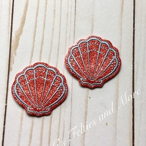 Può includere: Due applicazioni in feltro a forma di conchiglia di mare rossa e argentata con glitter. Le conchiglie misurano circa 5 cm di diametro.