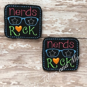 Feltie Nerds Rock, Felties Geeky, Felties scolastici, Applique in feltro, Centro fiocco scolastico, Feltro ricamato, Abbellimento Feltie, Felties per insegnanti
