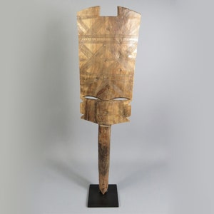 Decorative handcarved wooden feet of Songay-Peulh beds on metal stand.