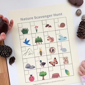 Pode incluir: Um jogo de caça ao tesouro da natureza imprimível com uma grade de 16 quadrados. Cada quadrado contém uma imagem diferente com tema da natureza, como um pássaro, uma abelha, um cogumelo, uma árvore, um caracol, um esquilo, uma montanha, uma joaninha, uma borboleta, um pato, um coelho, um ninho, uma pedra e uma folha. O texto "Nature Scavenger Hunt" está no topo da página. O texto "www.prettylittlethingsto.ca @LittleOnesLearn" está na parte inferior da página.