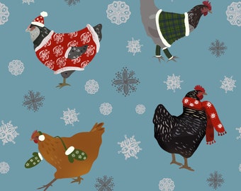 Può includere: Un'illustrazione stravagante presenta quattro galline adornate con abiti invernali su uno sfondo azzurro con fiocchi di neve. Una gallina indossa un maglione e un cappello rossi, un'altra un maglione a quadri verdi, una terza ha i guanti e l'ultima una sciarpa rossa. Le galline sono il punto focale.