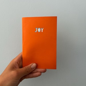 Gioia – Quaderno cucito a mano con inserto Risograph / Copertina serigrafica riciclata unica nel suo genere / Centrotavola Sweet Nothing A5