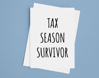 Könnte beinhalten: Weißer Papierzettel mit dem Text "Tax Season Survivor" in schwarzer Tinte.