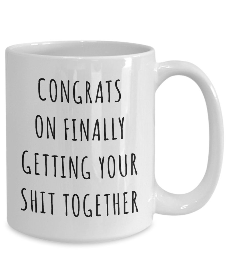 Puede incluir: Taza de caf&eacute; de cer&aacute;mica blanca con texto negro que dice "Felicidades por finalmente poner tu vida en orden".