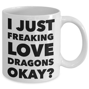 Puede incluir: Taza de caf&eacute; de cer&aacute;mica blanca con texto negro que dice "Me encantan los dragones, &iquest;de acuerdo?"