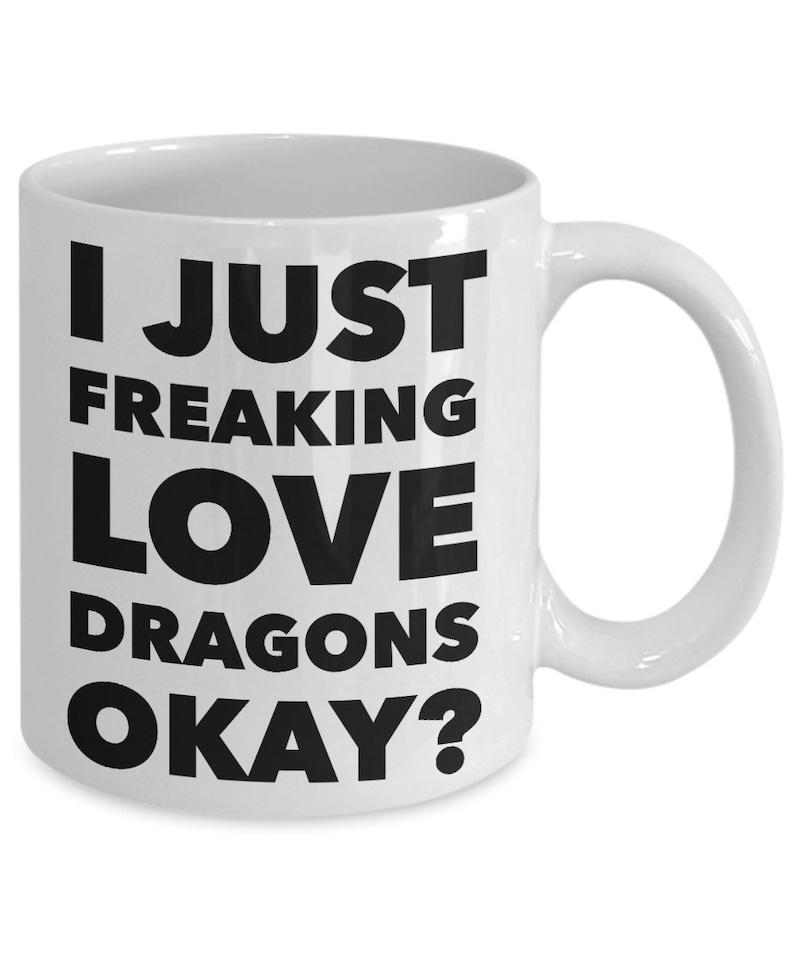 Puede incluir: Taza de caf&eacute; de cer&aacute;mica blanca con texto negro que dice "Me encantan los dragones, &iquest;de acuerdo?"