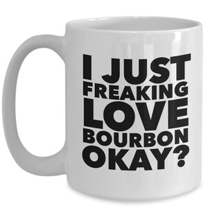 Pu&ograve; includere: Tazza in ceramica bianca con la scritta "I JUST FREAKING LOVE BOURBON OKAY?" in grassetto nero. La tazza ha un manico curvo e una finitura lucida, adatta per bevande calde.
