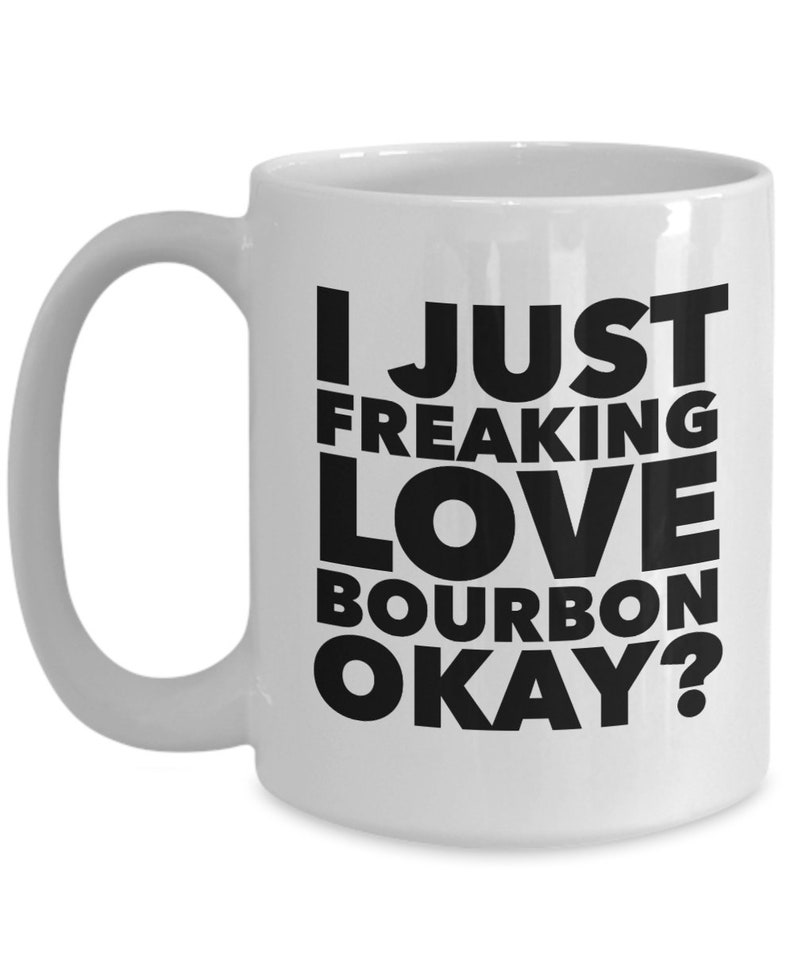 Pu&ograve; includere: Tazza in ceramica bianca con la scritta "I JUST FREAKING LOVE BOURBON OKAY?" in grassetto nero. La tazza ha un manico curvo e una finitura lucida, adatta per bevande calde.
