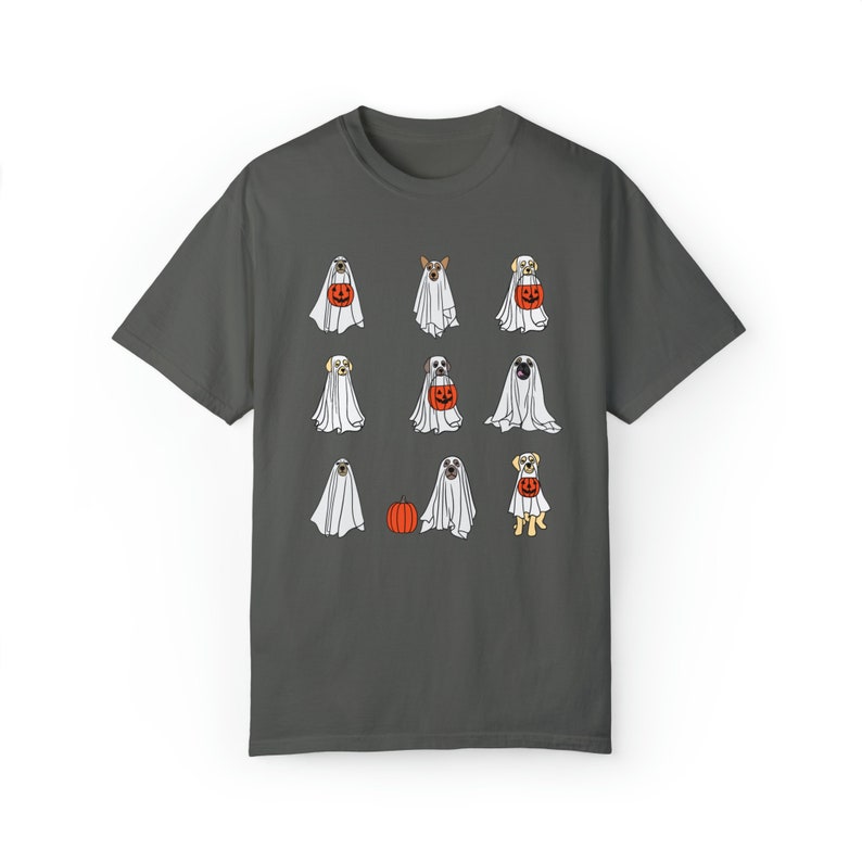 Peut inclure: Un t-shirt gris fonc&eacute; avec un motif de plusieurs chiens habill&eacute;s en fant&ocirc;mes tenant des citrouilles. Les chiens sont dans diff&eacute;rentes poses et ont des fourrures de diff&eacute;rentes couleurs.