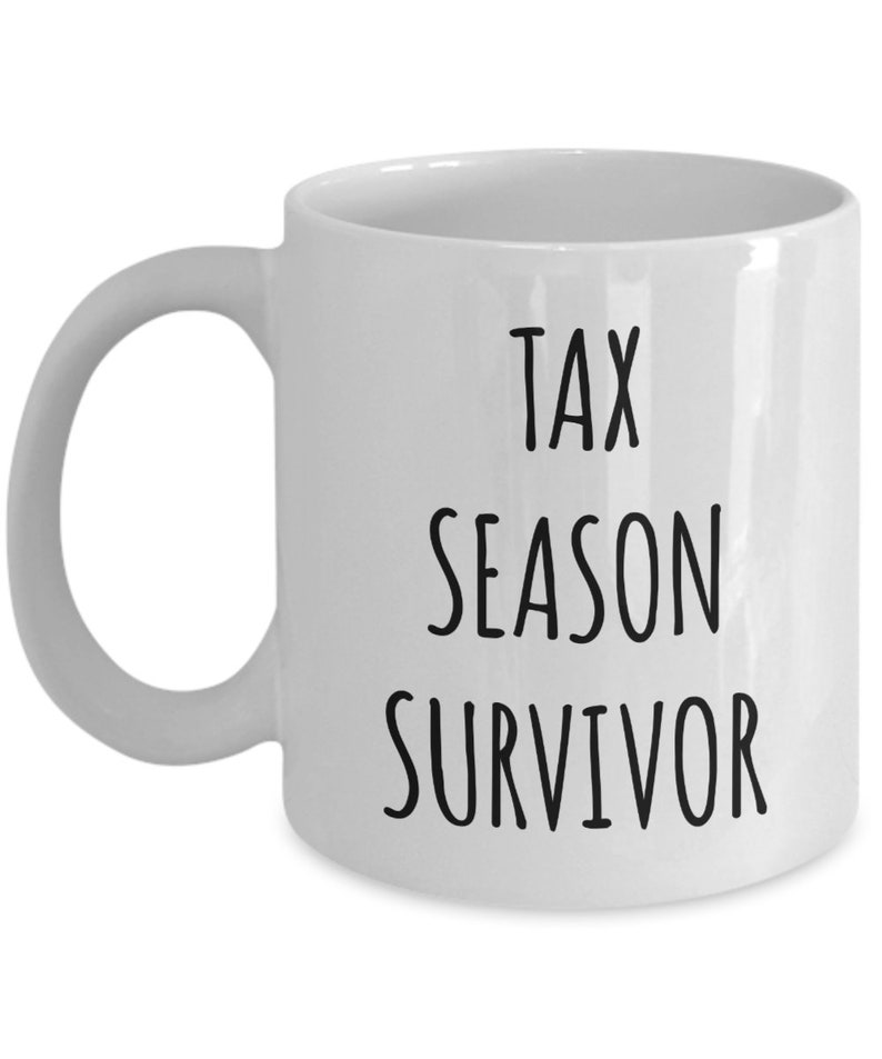 Puede incluir: Taza de caf&eacute; de cer&aacute;mica blanca con texto negro que dice "Tax Season Survivor".