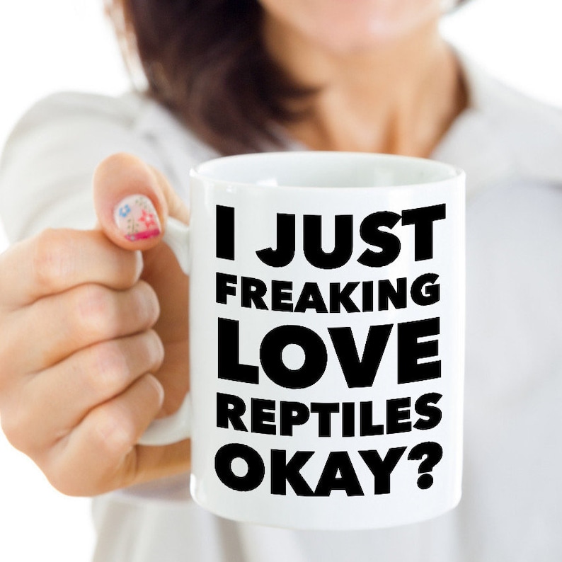 Puede incluir: Taza de caf&eacute; de cer&aacute;mica blanca con texto negro que dice "Me encantan los reptiles, &iquest;de acuerdo?"