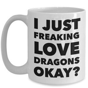 Puede incluir: Taza de caf&eacute; de cer&aacute;mica blanca con un gr&aacute;fico negro que dice "Me encantan los dragones, &iquest;de acuerdo?"