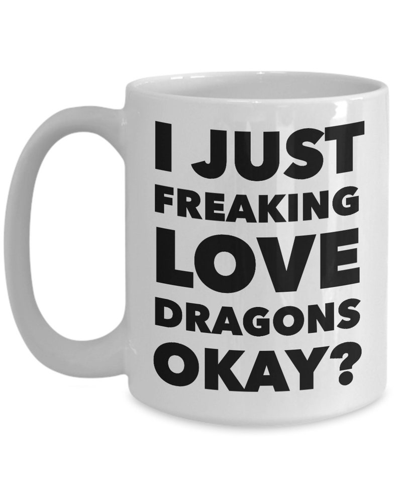 Puede incluir: Taza de caf&eacute; de cer&aacute;mica blanca con un gr&aacute;fico negro que dice "Me encantan los dragones, &iquest;de acuerdo?"