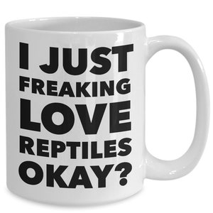 Puede incluir: Taza de caf&eacute; de cer&aacute;mica blanca con texto negro que dice "Me encantan los reptiles, &iquest;de acuerdo?"