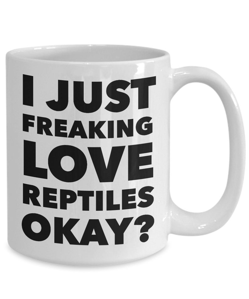 Puede incluir: Taza de caf&eacute; de cer&aacute;mica blanca con texto negro que dice "Me encantan los reptiles, &iquest;de acuerdo?"