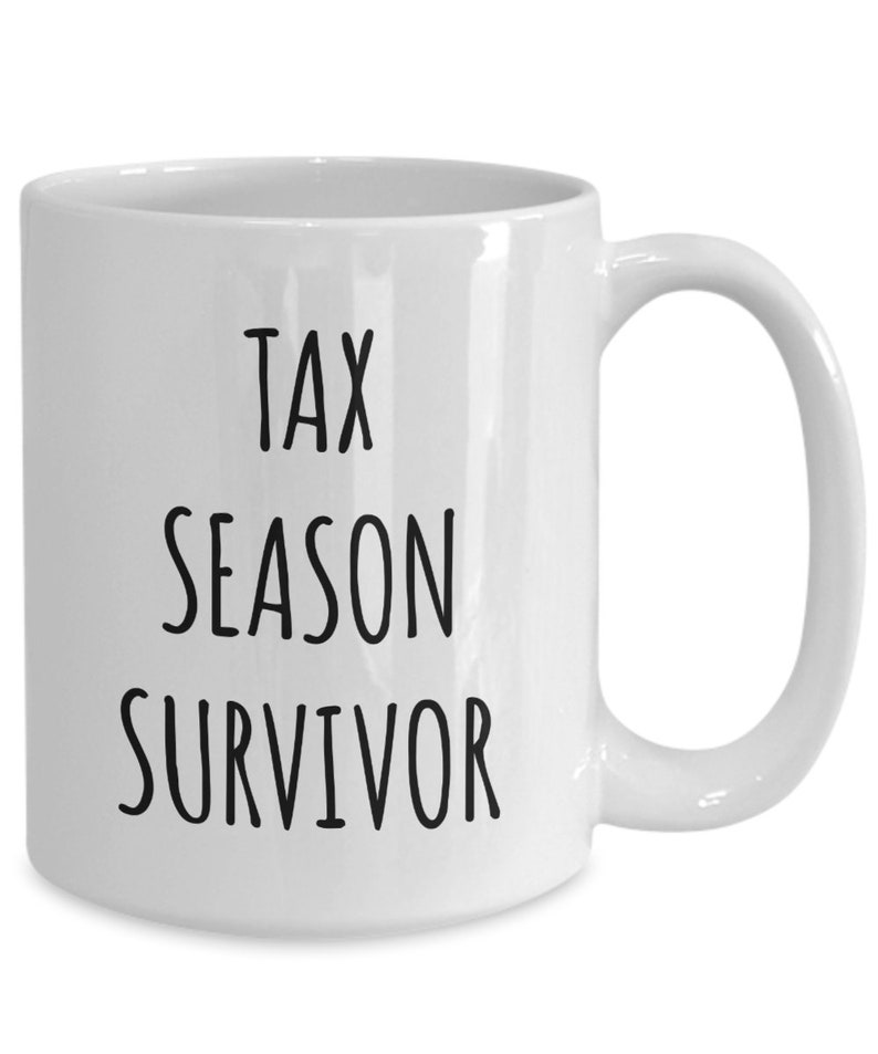 Puede incluir: Taza de caf&eacute; de cer&aacute;mica blanca con texto negro que dice "Tax Season Survivor".