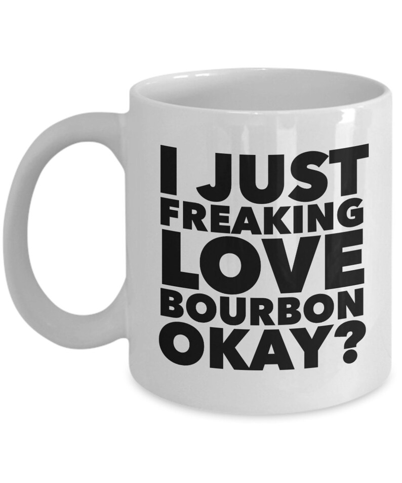 Pu&ograve; includere: Tazza in ceramica bianca con manico curvo. La tazza presenta il testo nero: "I JUST FREAKING LOVE BOURBON OKAY?" La tazza &egrave; progettata per bevande calde ed &egrave; adatta per l'uso domestico o in ufficio.