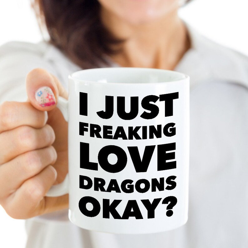 Taza de dragón Regalo de amante del dragón Regalo de dragón Mamá dragón Papá dragón I Just Freaking Love Dragons ¿Está bien? Taza de café de cerámica divertida imagen 1