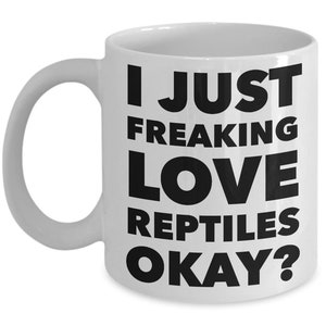 Puede incluir: Taza de caf&eacute; de cer&aacute;mica blanca con texto negro que dice "Me encantan los reptiles, &iquest;de acuerdo?"