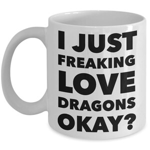 Puede incluir: Taza de caf&eacute; de cer&aacute;mica blanca con texto negro que dice "Me encantan los dragones, &iquest;de acuerdo?"