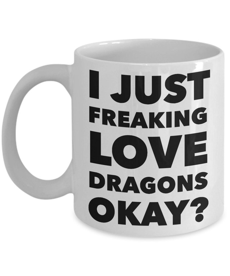 Puede incluir: Taza de caf&eacute; de cer&aacute;mica blanca con texto negro que dice "Me encantan los dragones, &iquest;de acuerdo?"