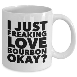 Pu&ograve; includere: Tazza da caff&egrave; in ceramica bianca con la scritta "I JUST FREAKING LOVE BOURBON OKAY?" in grassetto nero. La tazza ha un manico curvo e un design semplice. Perfetta per gustare una bevanda calda.