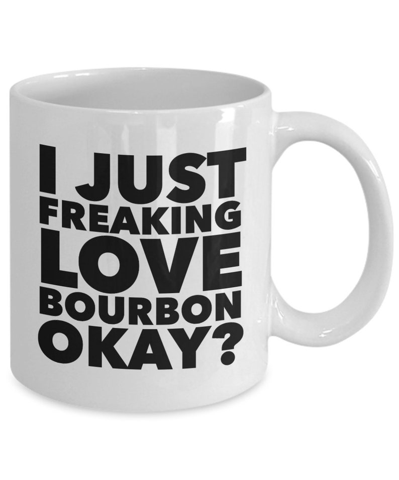 Pu&ograve; includere: Tazza da caff&egrave; in ceramica bianca con la scritta "I JUST FREAKING LOVE BOURBON OKAY?" in grassetto nero. La tazza ha un manico curvo e un design semplice. Perfetta per gustare una bevanda calda.