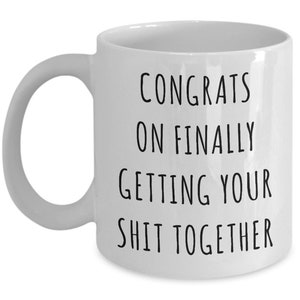Puede incluir: Taza de caf&eacute; de cer&aacute;mica blanca con texto negro que dice "Felicidades por finalmente poner tu vida en orden".