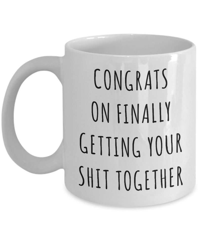 Puede incluir: Taza de caf&eacute; de cer&aacute;mica blanca con texto negro que dice "Felicidades por finalmente poner tu vida en orden".